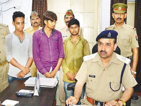 Three arrested, including four solar plates stolen