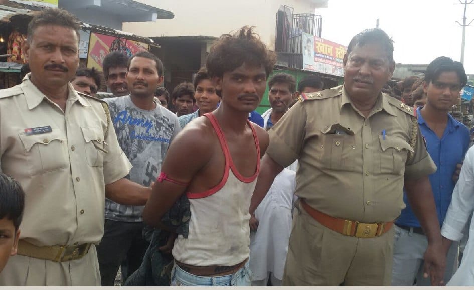 The police caught the thief stealing in broad daylight Rngehath