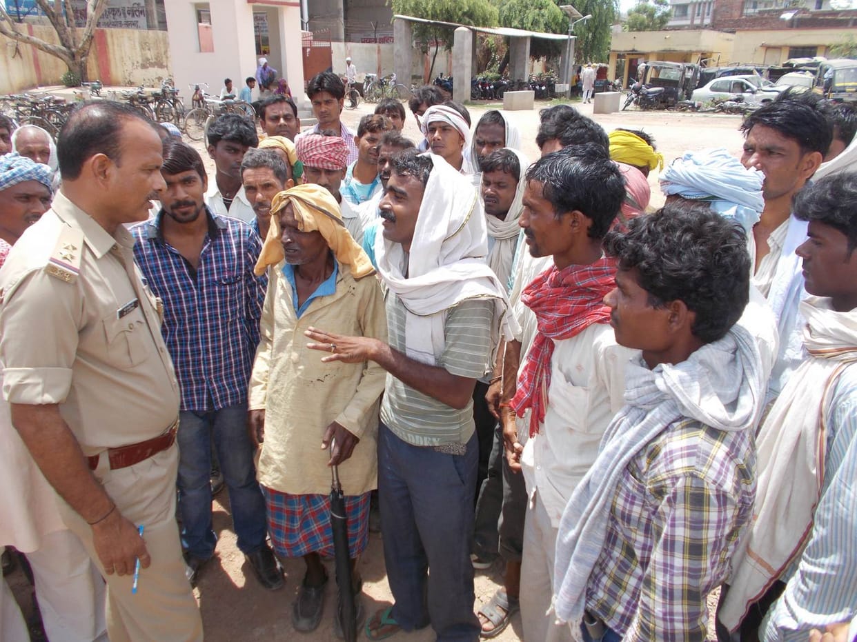 Workers rushed to the police station against oppression