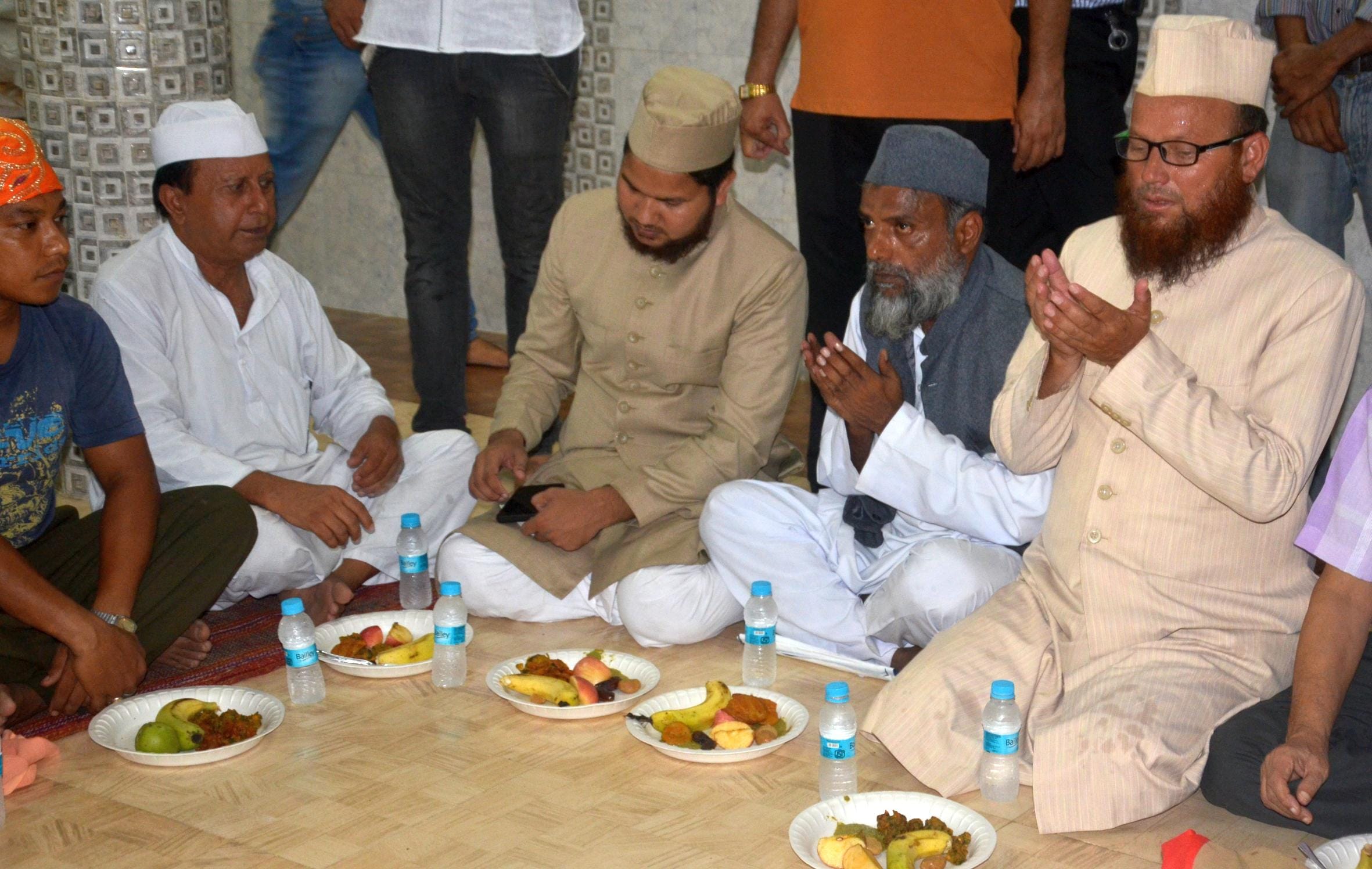 roza iftar party in gurudwara yahiya ganj lucknow