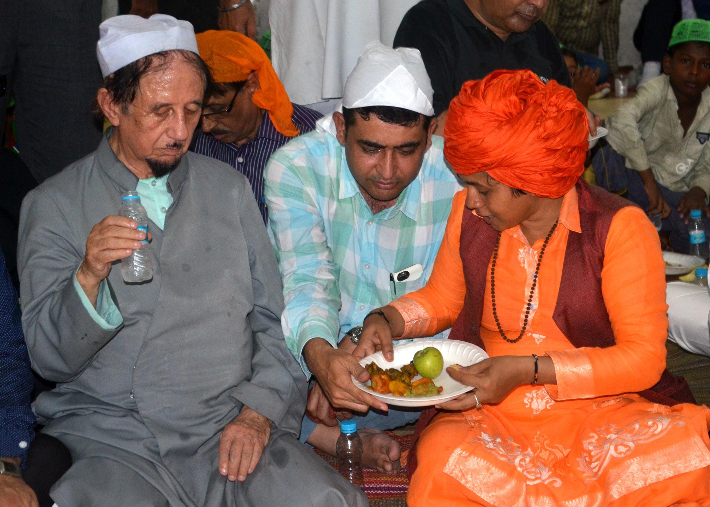 roza iftar party in gurudwara yahiya ganj lucknow