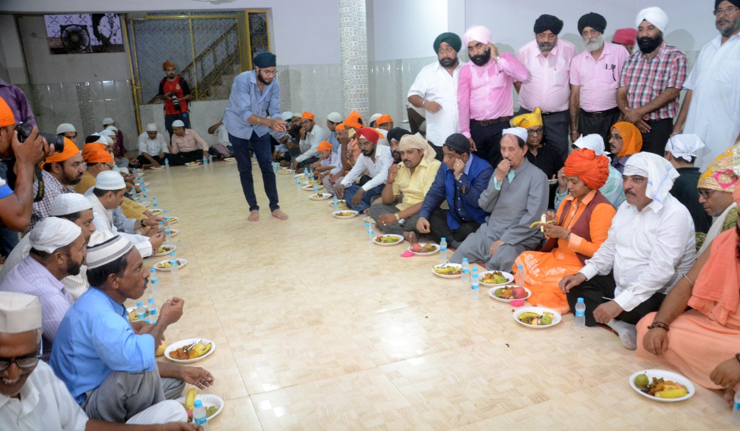 roza iftar party in gurudwara yahiya ganj lucknow