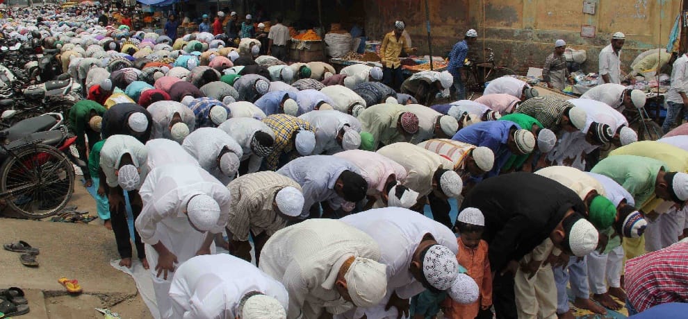 big number of namazis on last jumma of ramzan