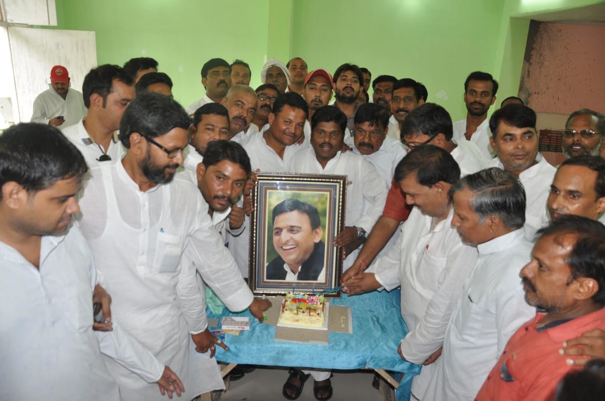 SP member say 'happy birth day' to CM akhilesh
