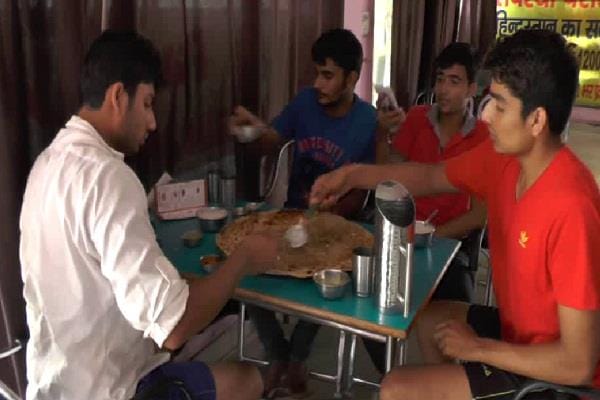 ajab gajab challange of dhaba owner, got reward on eating prantha, tapsya prantha junction