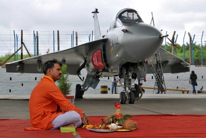 HAL to make 1100 combat plane, choppers for defence sector