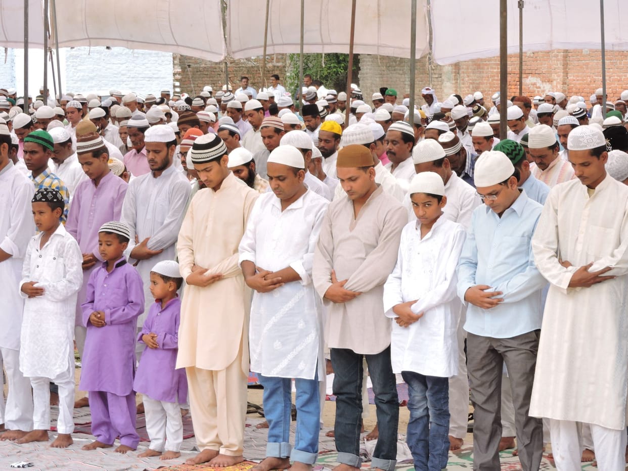 Thousands hands raised in prayer to pray goodbye