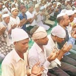 जामा मस्जिद कर्वी में अलविदा की नमाज अदा करते रोजेदार।
