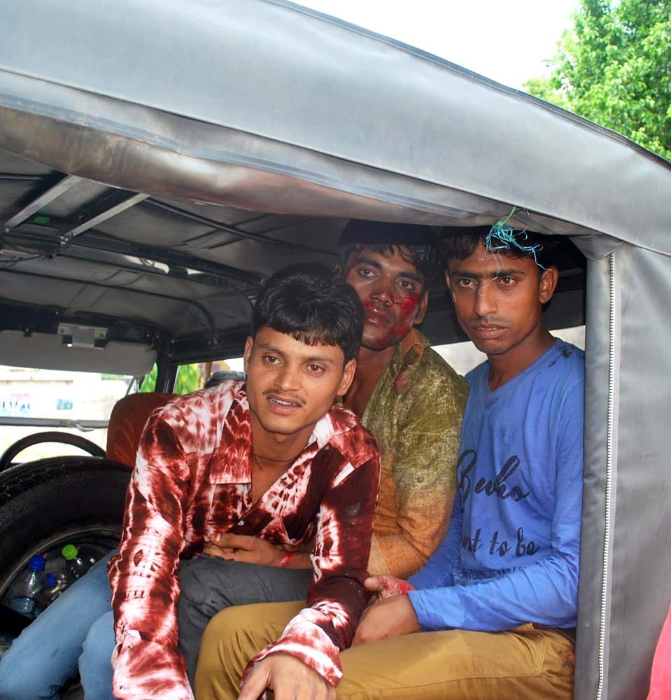 Spread on the road bike on corn Three youths injured by sliding