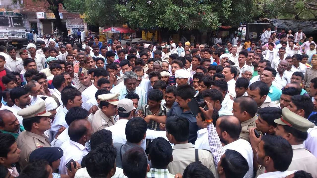 Villagers Mujria station, Mos MP's convoy and cordon