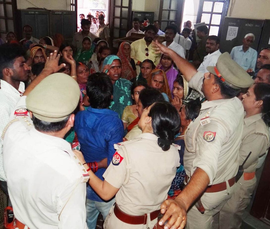ADM court me mahilaon ne ki todfod