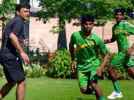  akhilesh yadav plays football with   son in london