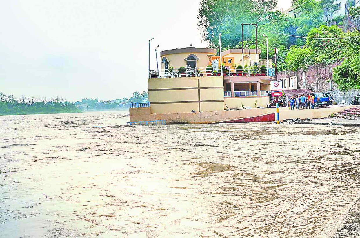 El nivel del agua en el río crecía, alertas