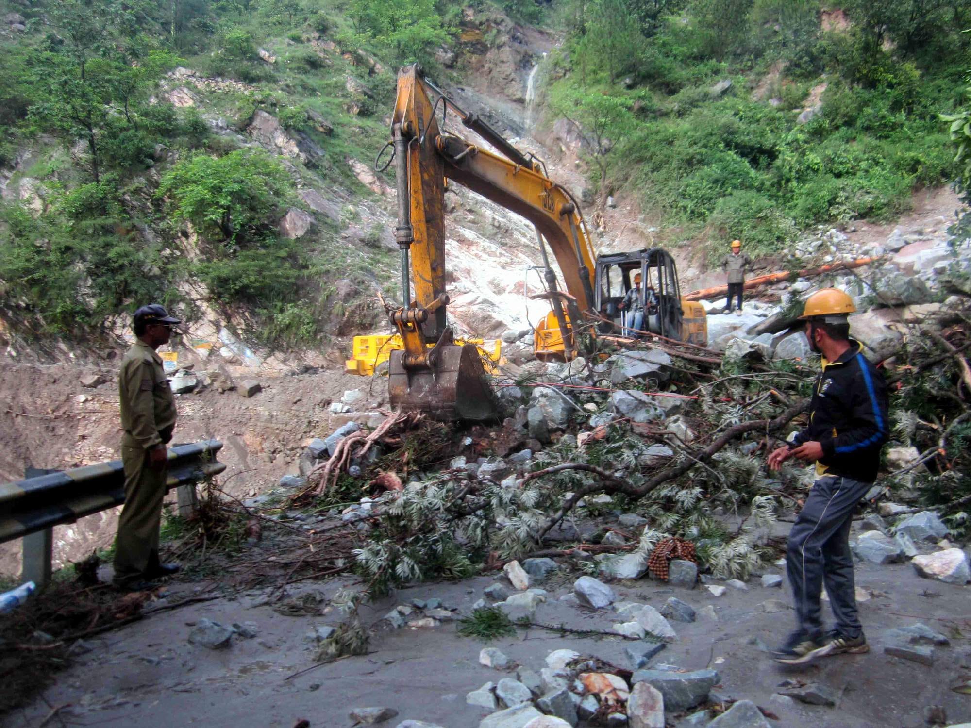 chardham pilgrims stranded on badrinath highway.