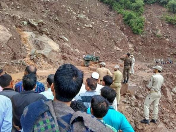 Mughal road was closed for six hours due to landslide 