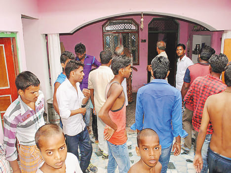 thief took away 6 lac from brothers house 