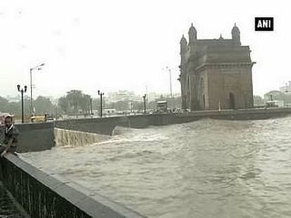 Heavy rains, high tides lash Mumbai 