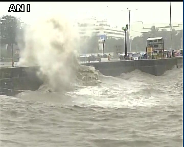 Heavy rain causes water logging in various parts of Mumbai causing