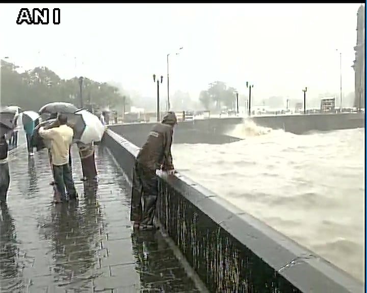 Heavy rain causes water logging in various parts of Mumbai causing