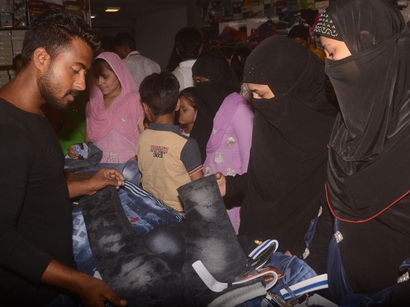 eed-ul-phitar kee khareedaaree ke lie saja baajaar