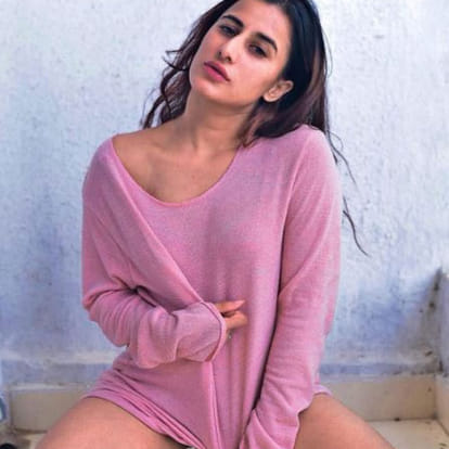 saloni post her photo with a bra