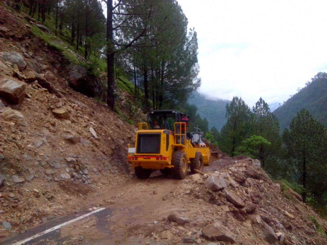 many area of uttarakhand chopped from landslide.