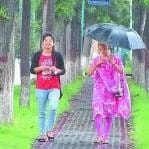 बारिश का आनंद लेती युवती।
