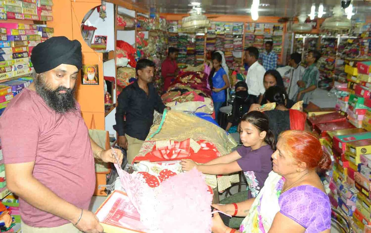  People gathered in the markets for Eid shopping