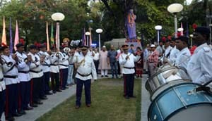  alive band playing tradition in Azad park
