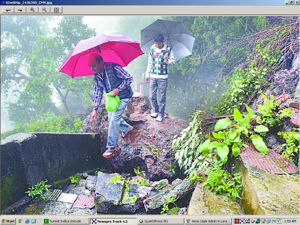 Tllital are falling boulder, several houses in danger JD