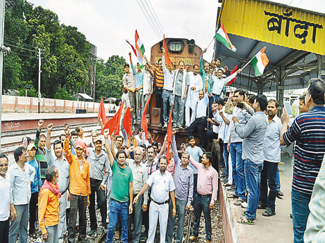 The train stopped in the seventh pay commission protest
