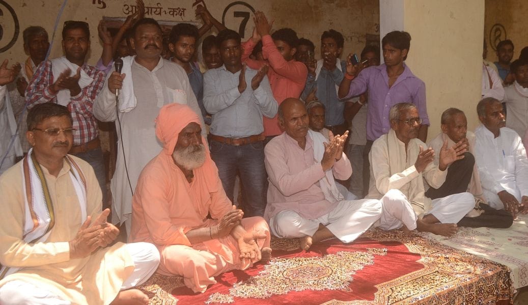 mahaapanchaayat ne kiya skool ka bahishkaar