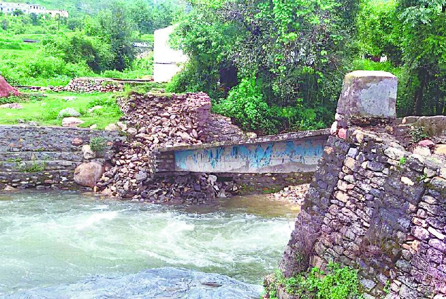 Dozens of villages falling flowing bridge
