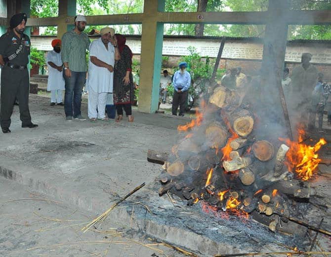 army man funeral, daljit singh randhava funeral, second world war hero funeral, hoshiarpur, punjab