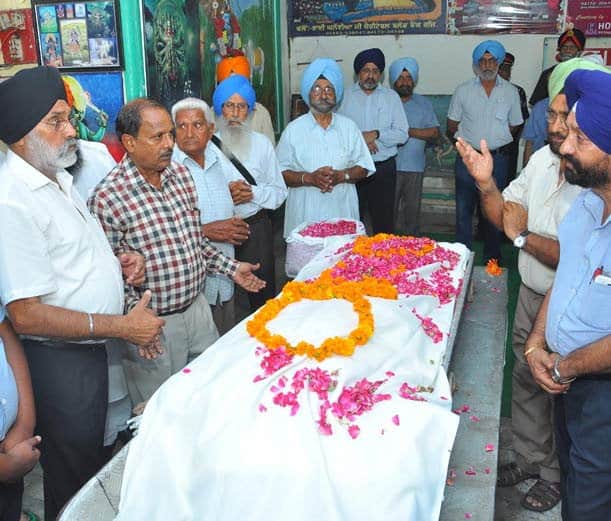 army man funeral, daljit singh randhava funeral, second world war hero funeral, hoshiarpur, punjab