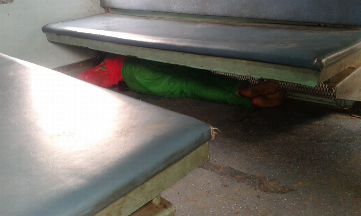 Defying security in train murder