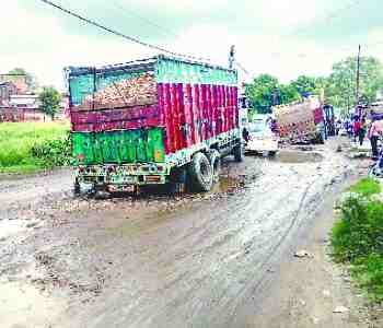 Truck stuck on the road, took six hours jam
