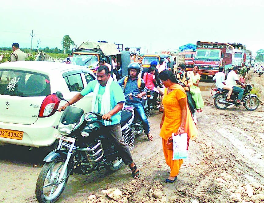 The truck began to deteriorate four hours jam on NH 