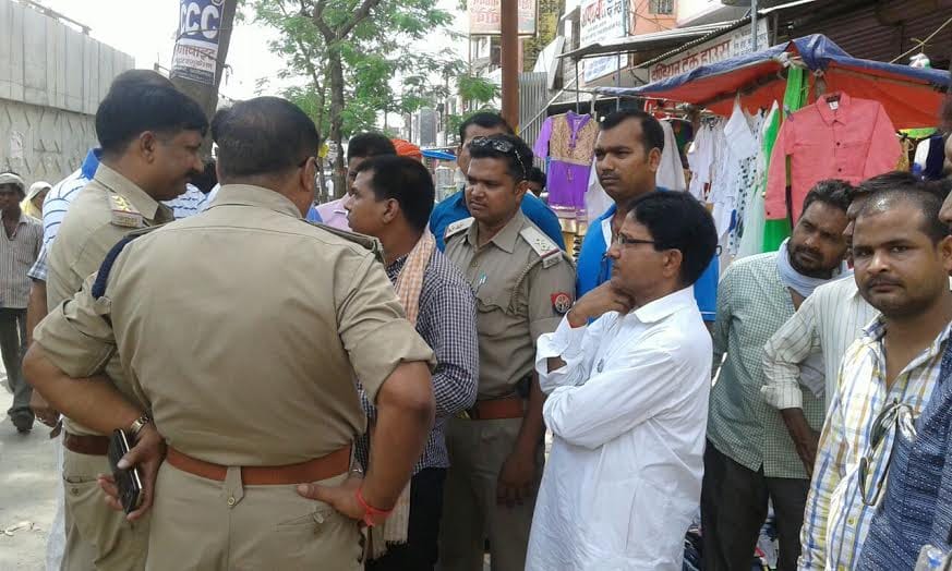 say i am iInspector, four lakhs silver looted