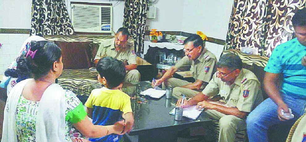 Then everybody hostage taking possession of child sought to put the key in the home robbery