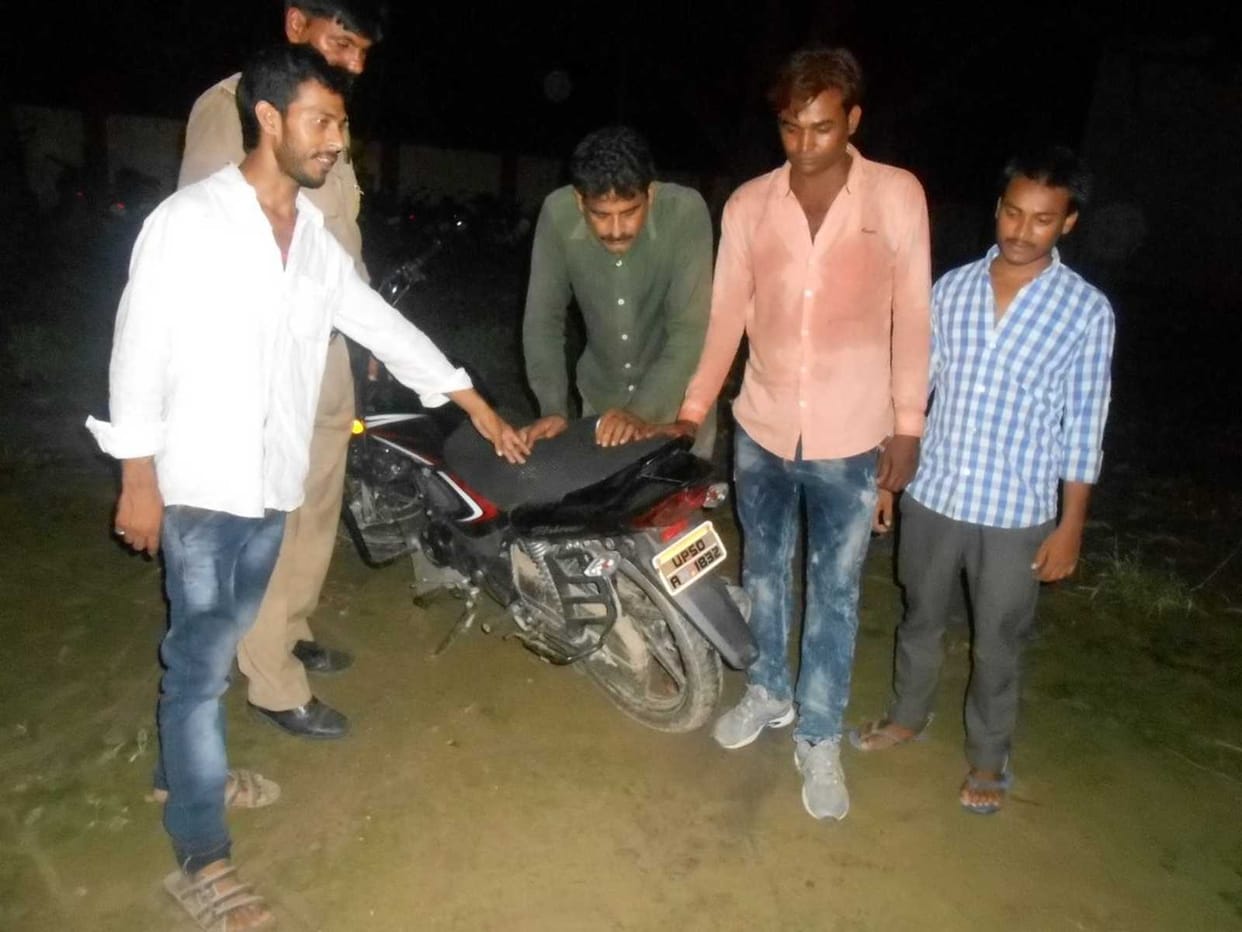 Couple of robbers looted cash, jewelery