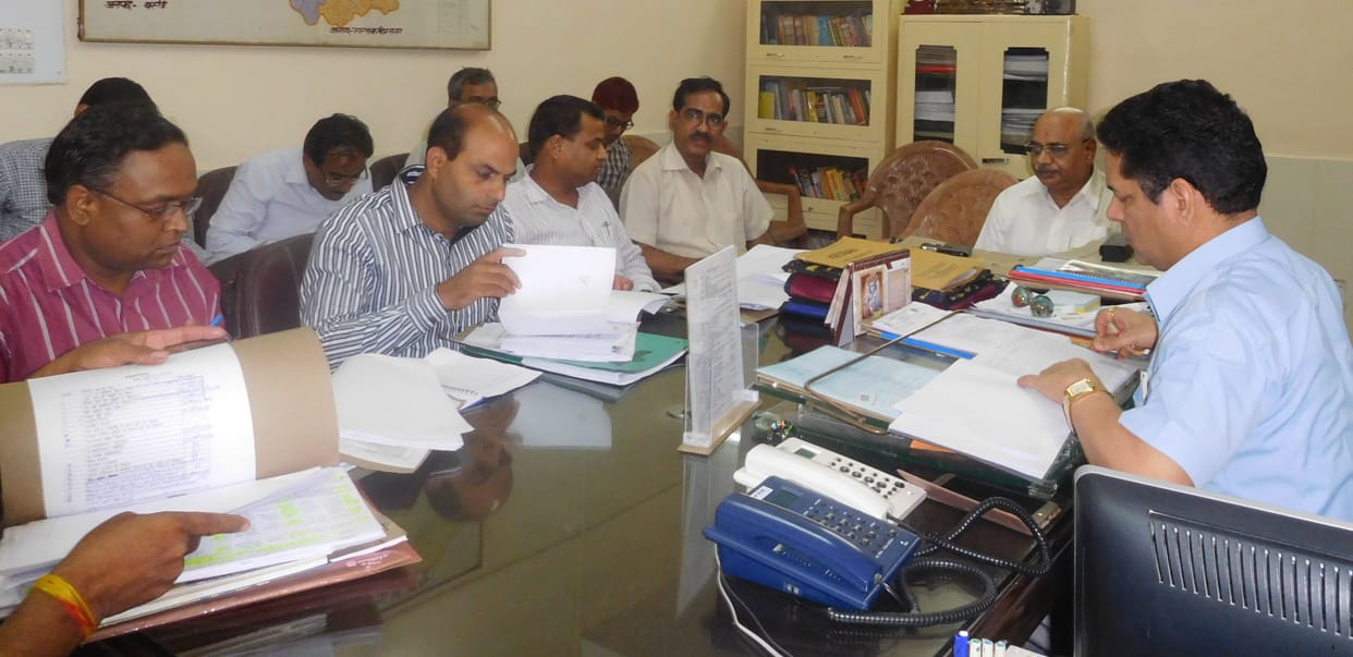 Amines, will cut salaries of 4