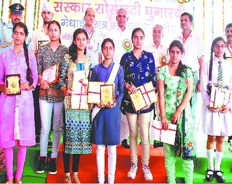 governor came in prize distribution function in ghumarnvi
