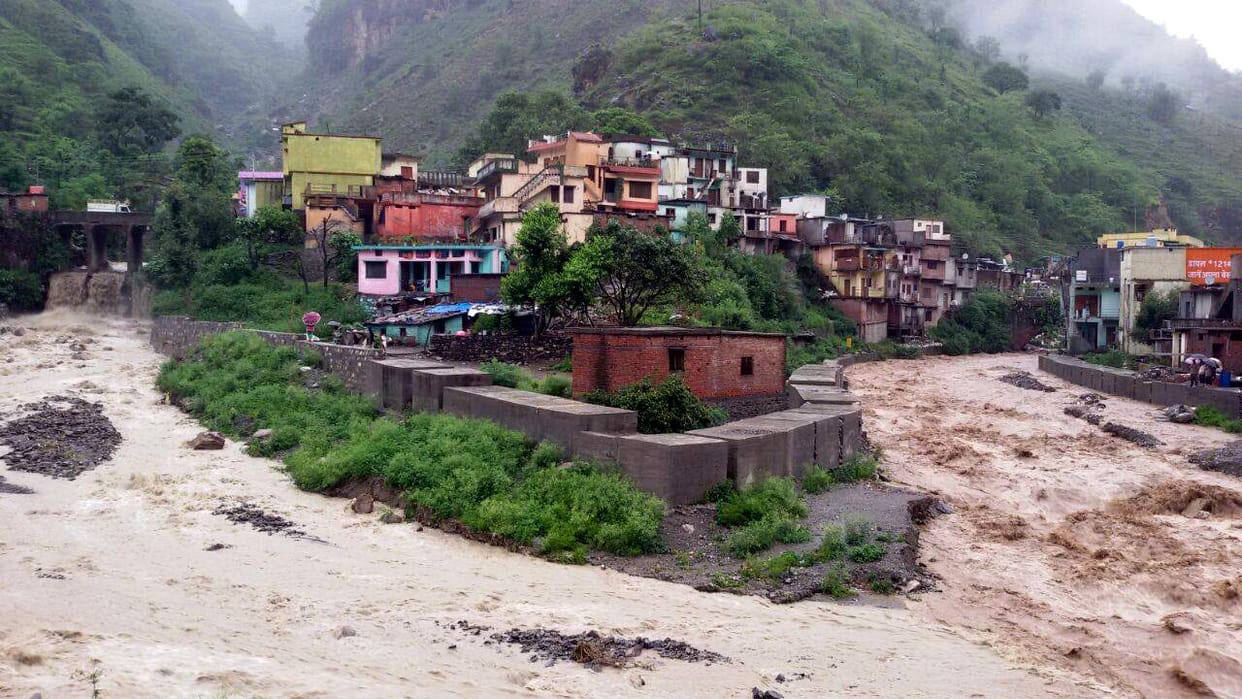 heavy rain in jaunsar bawar, more than hundred villages chopped from country.