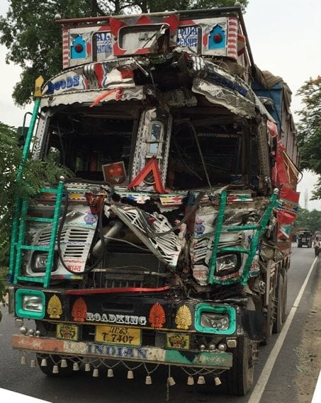 Truck collides with truck , killing two stand Klasion