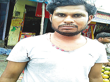 beated mobile seller and looted 18 mobile and cash