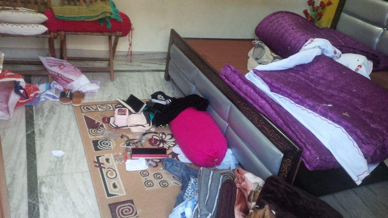 loot in taxi owner house