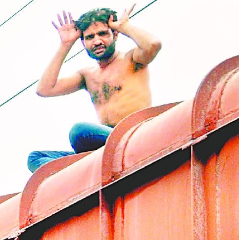 The young man boarded the train from the uproar of many trains Rukin