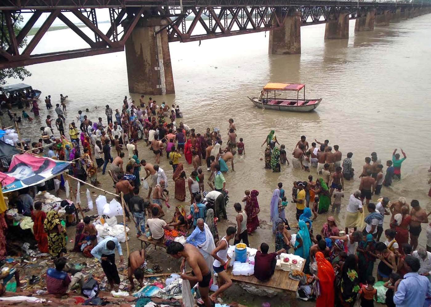 sharad purnima devotees take holy dip in ganga