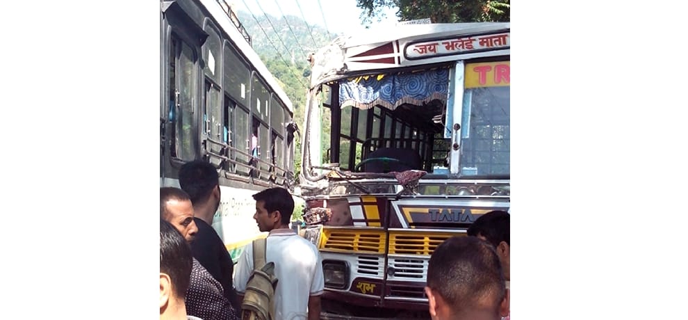 4 injured in buses colides at chamba.